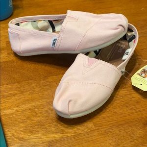 Women’s toms in pink icing canvas